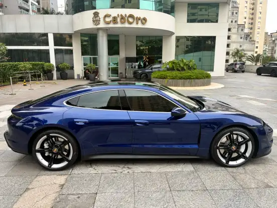 PORSCHE-TAYCAN-2023