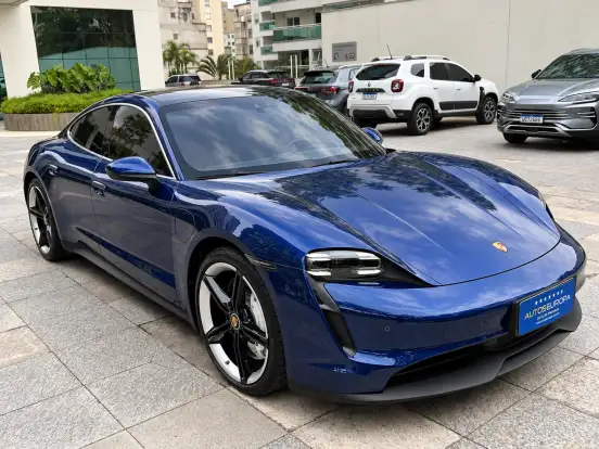 PORSCHE-TAYCAN-2023