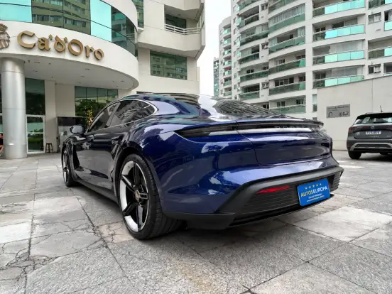 PORSCHE-TAYCAN-2023