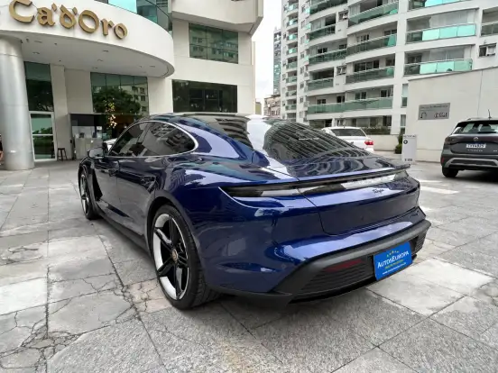 PORSCHE-TAYCAN-2023