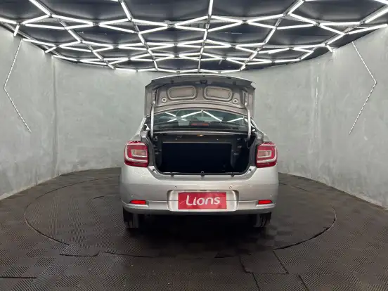 RENAULT-LOGAN-2023