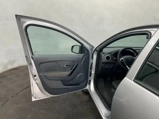RENAULT-LOGAN-2024