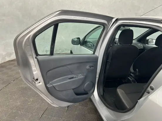 RENAULT-LOGAN-2024