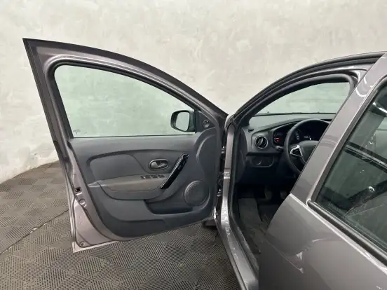 RENAULT-LOGAN-2023