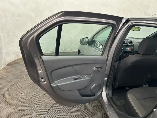 RENAULT-LOGAN-2023