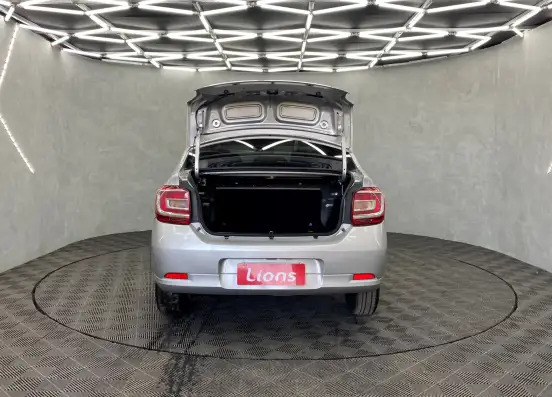 RENAULT-LOGAN-2019