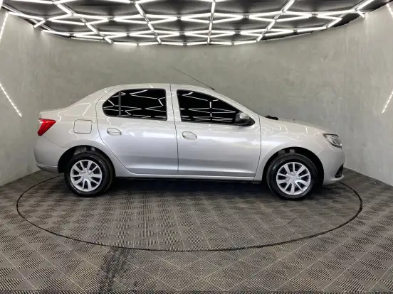 RENAULT-LOGAN-2019