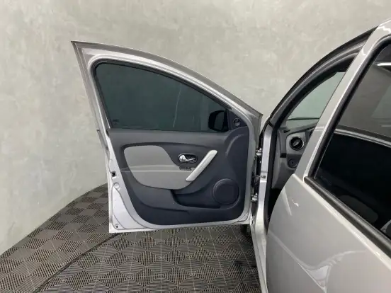 RENAULT-LOGAN-2019