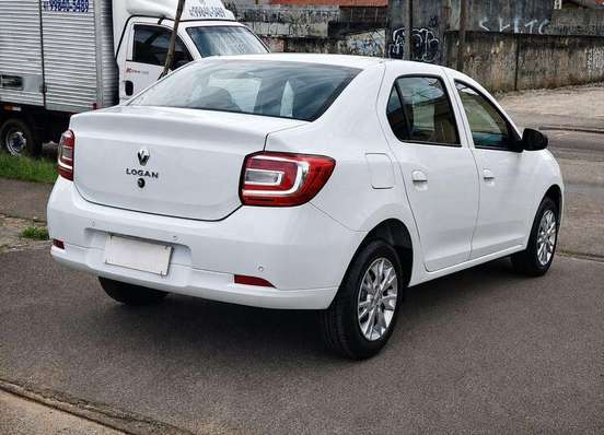 RENAULT-LOGAN-2024