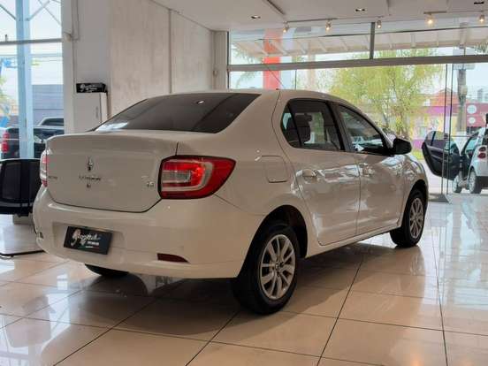 RENAULT-LOGAN-2018