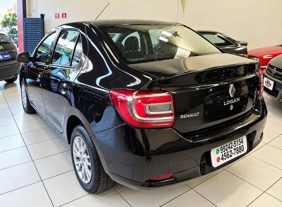 RENAULT-LOGAN-2015