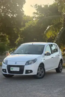 RENAULT-SANDERO-2013