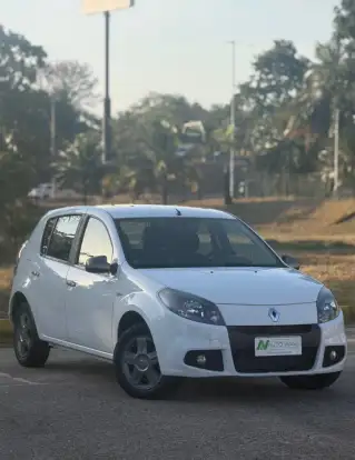 RENAULT-SANDERO-2013