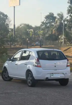 RENAULT-SANDERO-2013