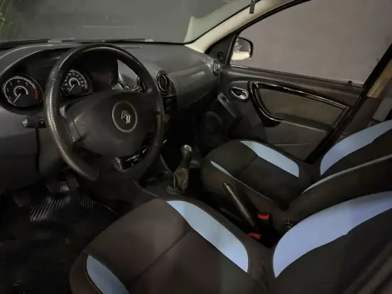 RENAULT-SANDERO-2013