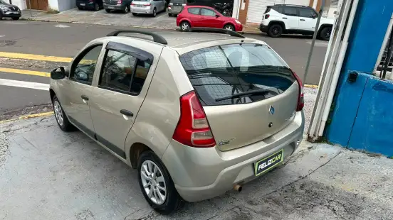 RENAULT-SANDERO-2011