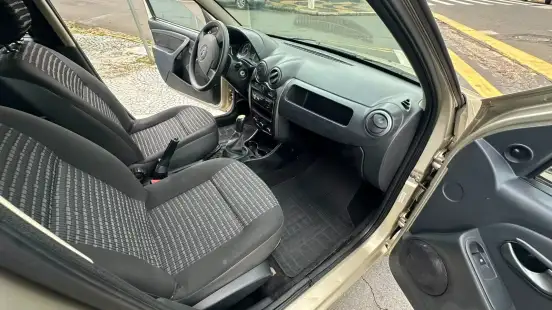 RENAULT-SANDERO-2011