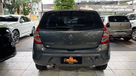 RENAULT-SANDERO-2011