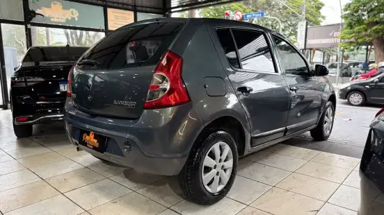 RENAULT-SANDERO-2011