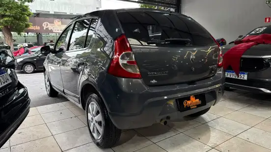 RENAULT-SANDERO-2011