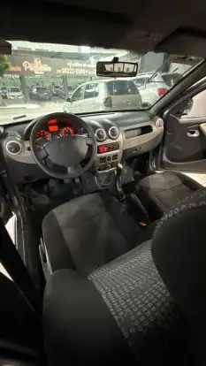 RENAULT-SANDERO-2011