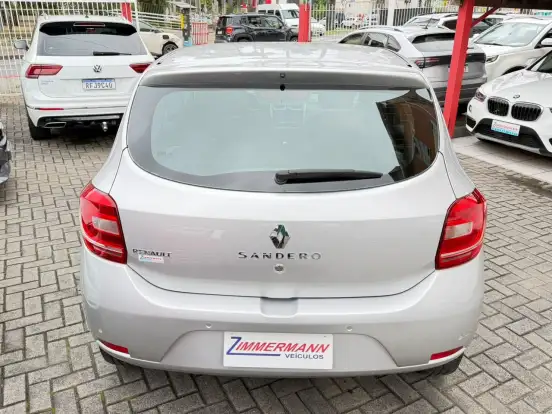 RENAULT-SANDERO-2015