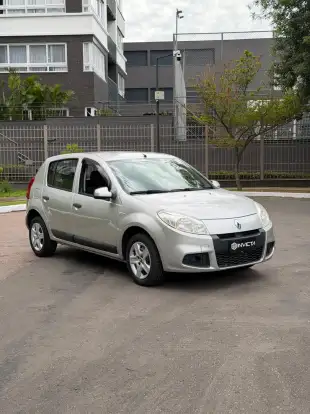 RENAULT-SANDERO-2012