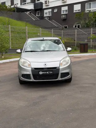 RENAULT-SANDERO-2012