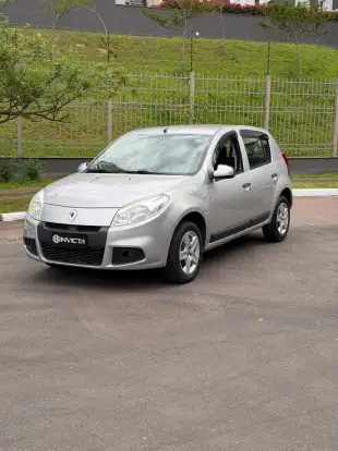 RENAULT-SANDERO-2012