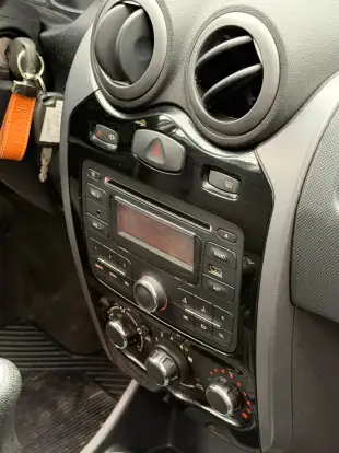 RENAULT-SANDERO-2012