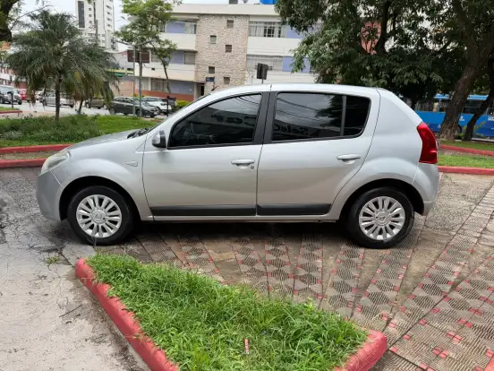 RENAULT-SANDERO-2011