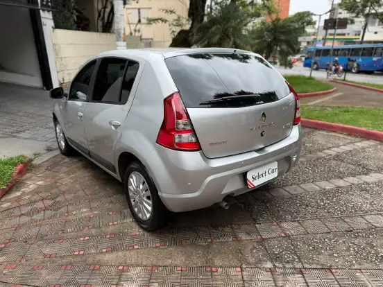 RENAULT-SANDERO-2011