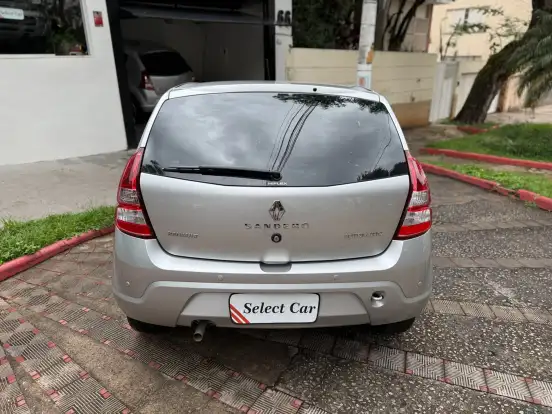 RENAULT-SANDERO-2011