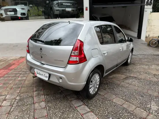RENAULT-SANDERO-2011
