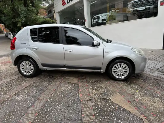 RENAULT-SANDERO-2011