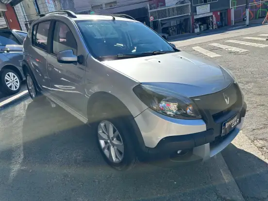 RENAULT-SANDERO-2012