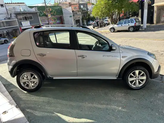 RENAULT-SANDERO-2012