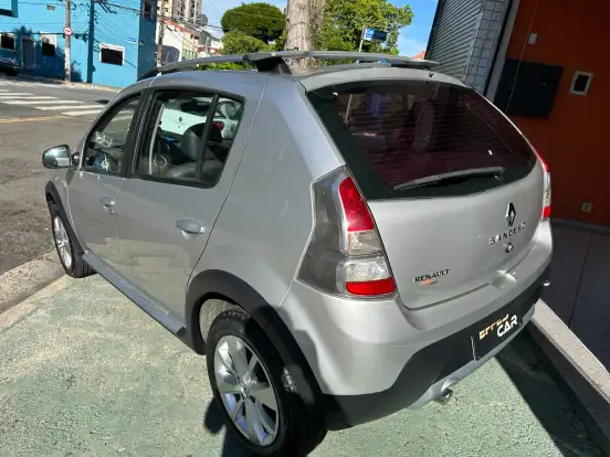 RENAULT-SANDERO-2012