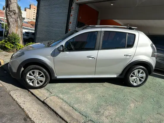 RENAULT-SANDERO-2012