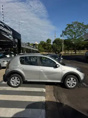 RENAULT-SANDERO-2013
