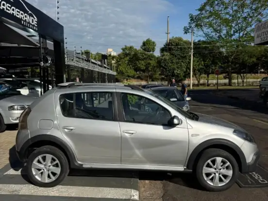 RENAULT-SANDERO-1.6 STEPWAY 16V FLEX 4P AUTOMÁTICO RENAULT-SANDERO-2013