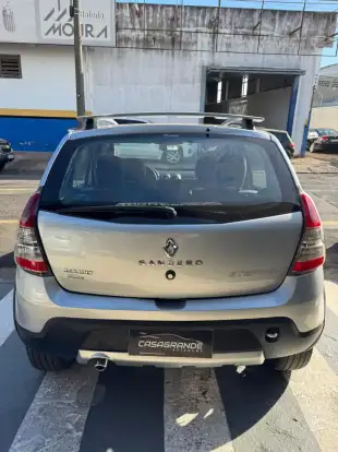 RENAULT-SANDERO-2013