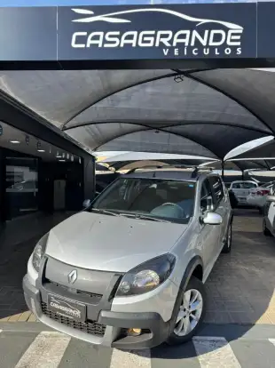RENAULT-SANDERO-2013