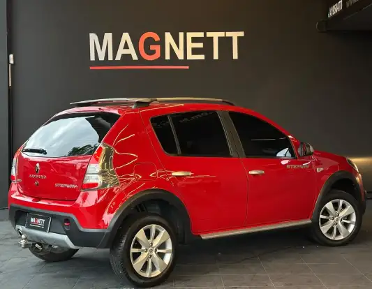 RENAULT-SANDERO-2012