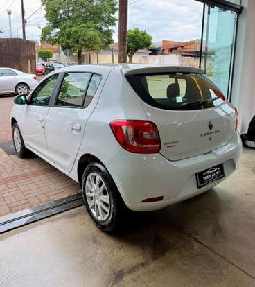 RENAULT-SANDERO-2017