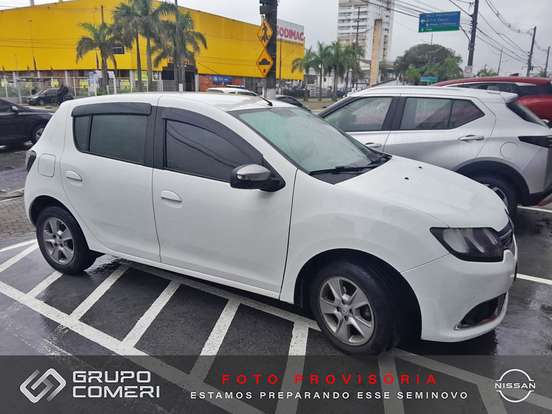 RENAULT-SANDERO-2017