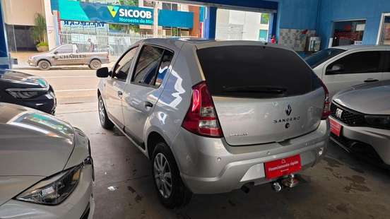RENAULT-SANDERO-2013
