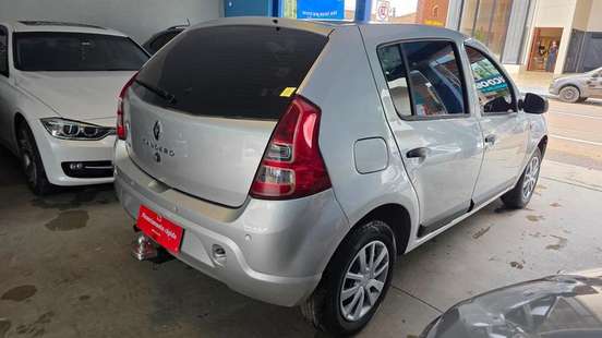 RENAULT-SANDERO-2013