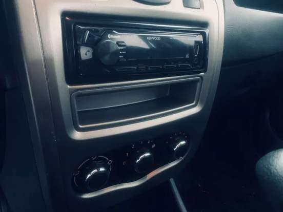 RENAULT-SANDERO-2011