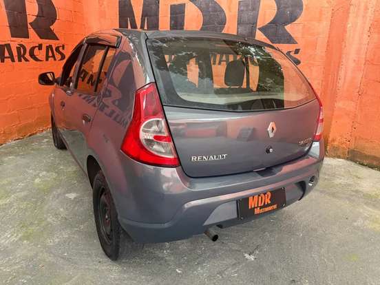 RENAULT-SANDERO-2010